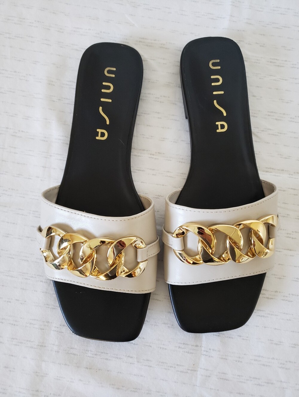 Unisa Women's Flat Sandals Square Toe Size 9 Cream/Gold Chain Accent Strap